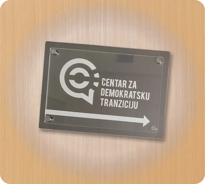 Zidna oznaka, smjernice, strelice i sistemi koji olakšavaju snalaženje u objektu — idealno za hotele, poslovne zgrade i događaje