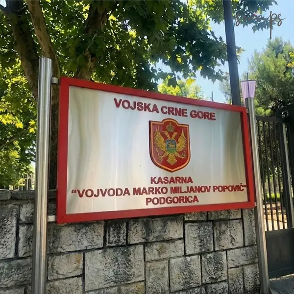 Info tabla sa informacijama o nazivu kasarne za Vojsku Crne Gore