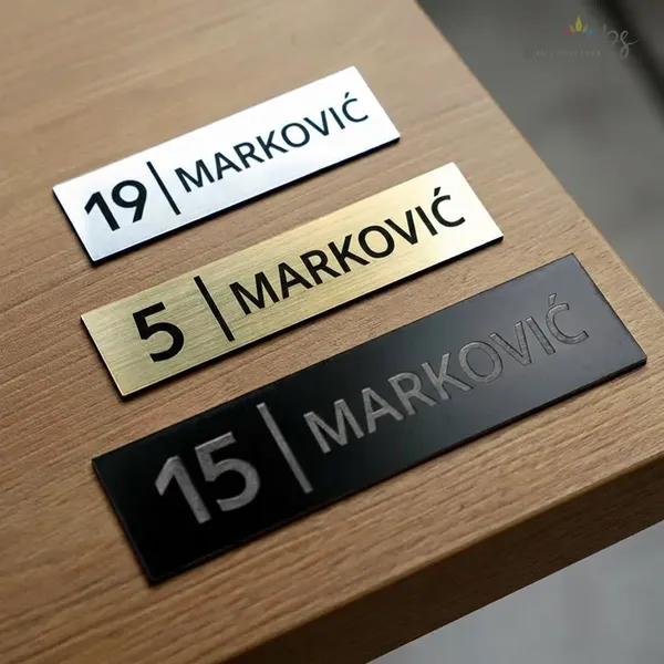 Tri plocice za vrata, sa prezimenom u razlicitim materijalima