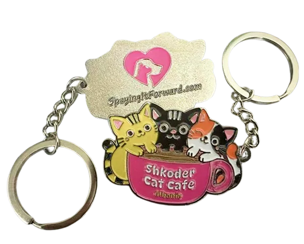 Metalni privjesak za kljuceve sa logom Shkoder Cat Cafe-a