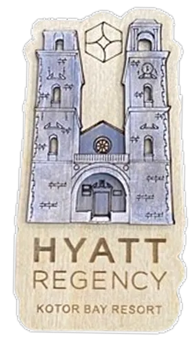 Magnet suvenir za Hyatt Regency Kotor Bay Resort sa motivom Kotora, rucno farban i izradjen od sperploce